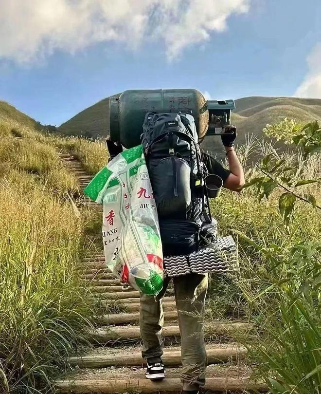 人登山喜欢带着活鸡?不朽情缘首页为何徒步(图13) 人登山喜欢带着活鸡?不朽情缘首页为何徒步(图13)